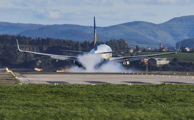 Las fuertes rachas de viento en el Seve Ballesteros desvían dos vuelos a Bilbao y cancelan un tercero procedente de Madrid