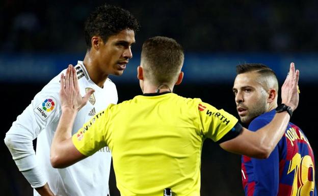 El Madrid clama contra el VAR por dos penaltis a Varane