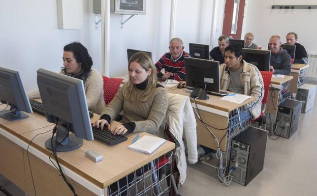 El Gobierno cántabro destina 22,5 millones a programas de empleo para parados y personas con discapacidad