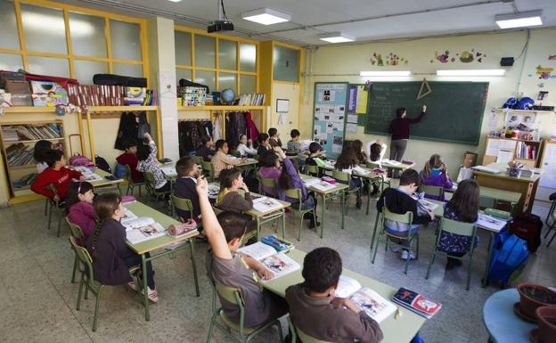Los profesores cántabros, los terceros mejor pagados de España