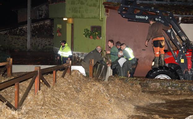 La Vega de Liébana se pasa la noche luchando contra los ríos desbordados