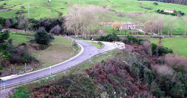 Ribamontán al Monte estrena una carretera «integrada con el entorno» hasta Alto Marín