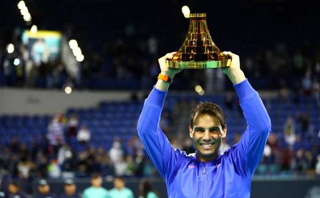 Nadal se impone en la batalla con Tsitsipas y reconquista Abu Dabi