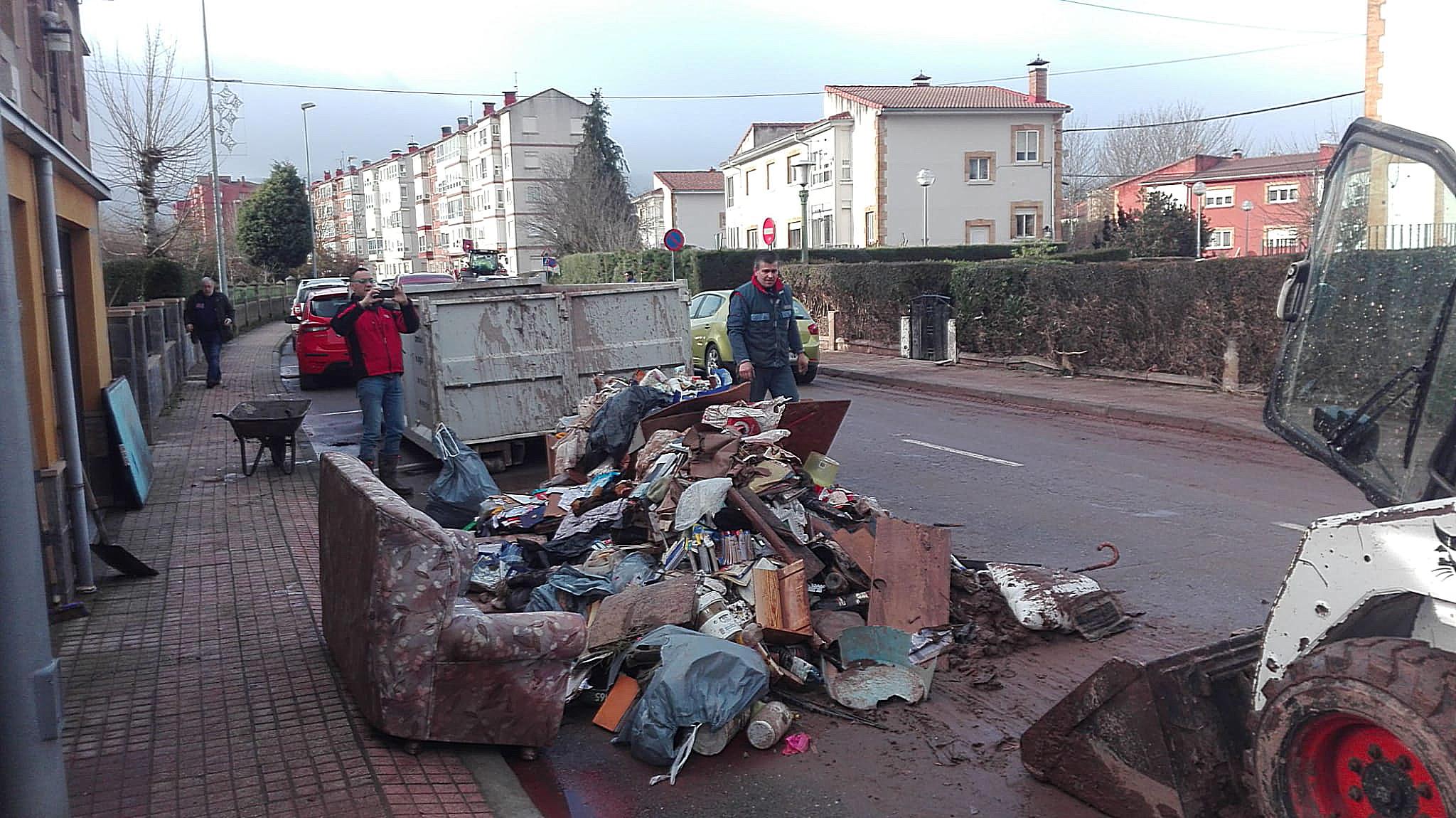 Reinosa amontona sus recuerdos destrozados por la riada en La Vega