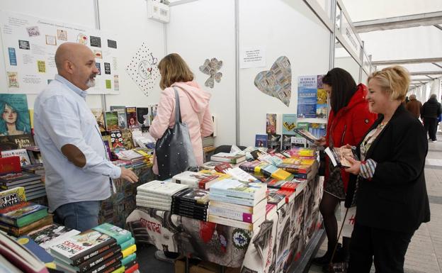 La Feria del Libro de Torrelavega repetirá edición este verano en la Avenida de España