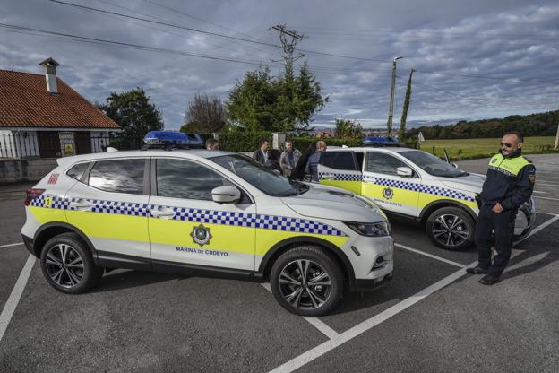 La Policía de Marina de Cudeyo aparca la furgoneta y se sube a sus nuevos coches