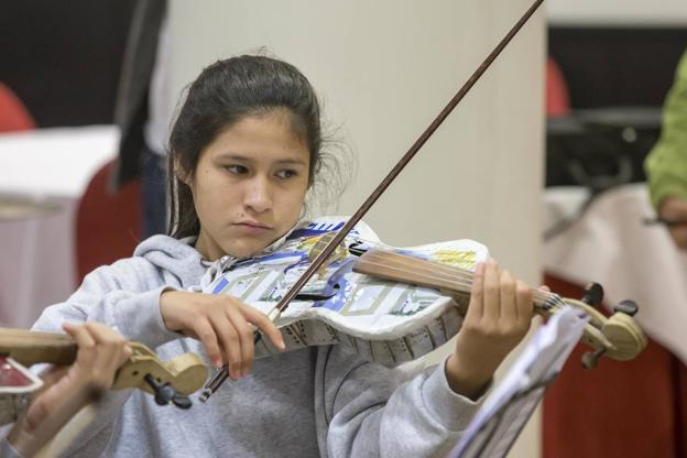 De ensayo en el Palacio con los instrumentos que se rescataron de la basura