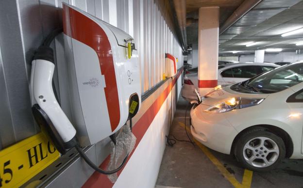 La odisea de recargar un coche eléctrico