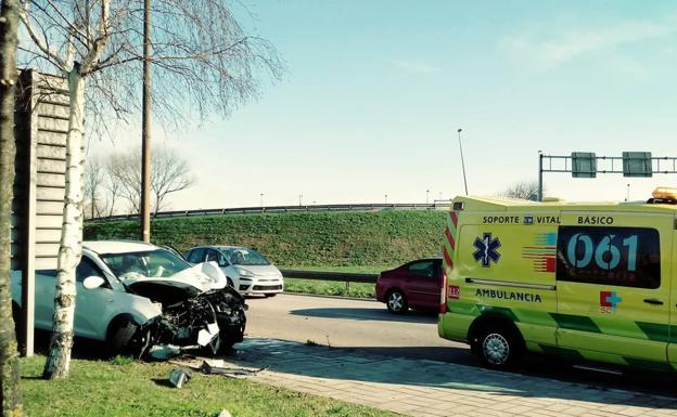 Choque en la rotonda de Nueva Montaña