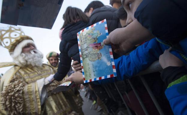 Correos instala en sus oficinas cinco buzones especiales para las cartas a los Reyes Magos