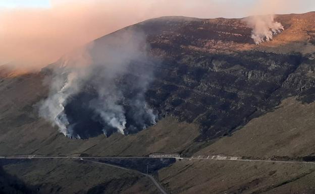 Al incendio de Vega de Pas, que ha arrasado 120 hectáreas, se une otro provocado en San Roque