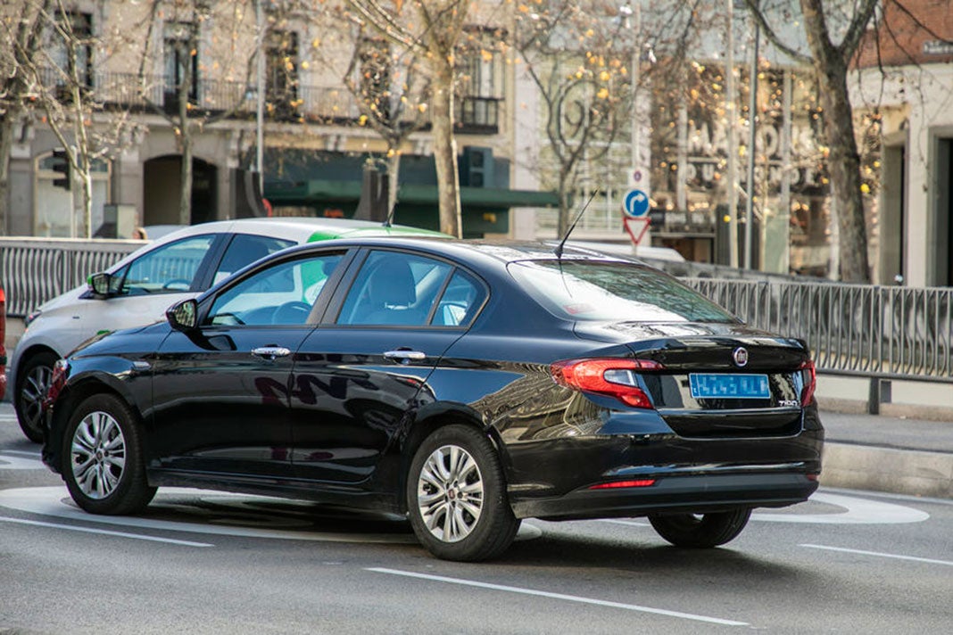 Denuncian a dos conductores de VTC por buscar clientes en la vía pública