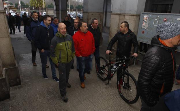 Los trabajadores de Sniace se concentran para mostrar su «malestar» y «escepticismo» en las negociaciones del ERTE