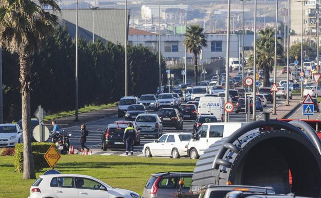 Colapsados los accesos al Corte Inglés de Santander