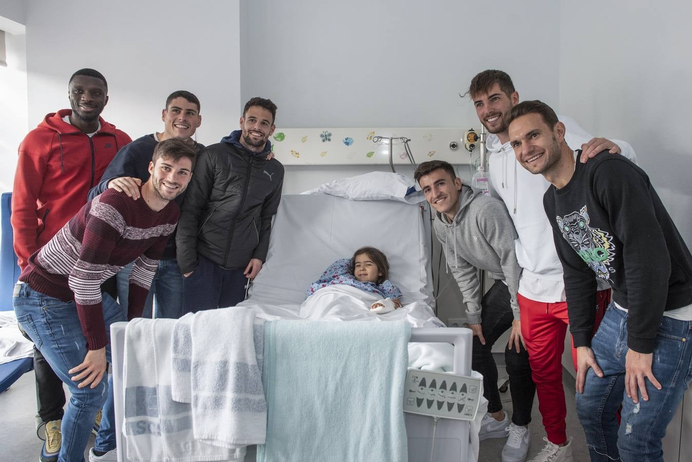 Los 'Reyes' del Racing reparten alegría y juguetes