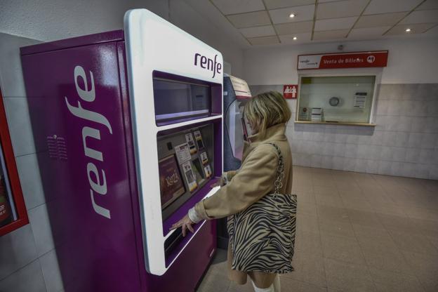 Sólo 11 de las 80 paradas de tren de la región mantienen la venta presencial de billetes