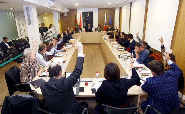 Torrelavega aprueba la reestructuración de cuatro departamentos para mejorar su gestión