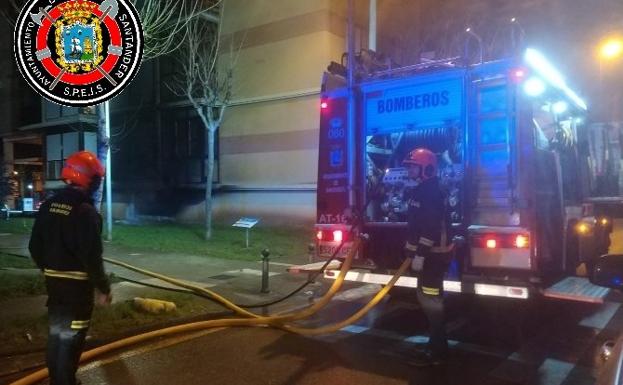 Un incendio obliga a desalojar de madrugada a decenas de vecinos de La Cantábrica