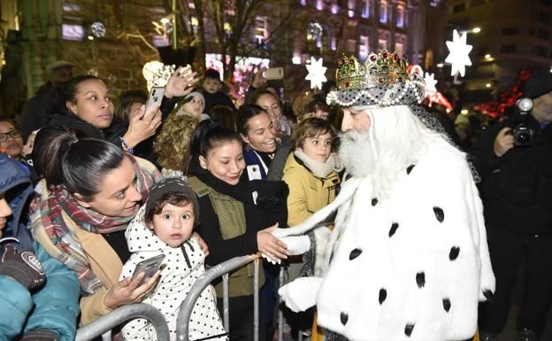 Miles de personas llenan Santander para recibir a Sus Majestades