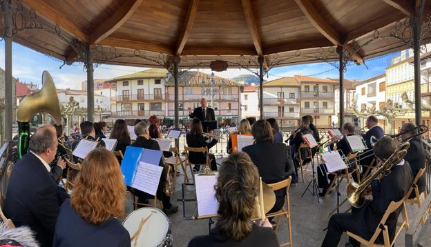 Ampuero vuelve a tener banda de música después de ocho años