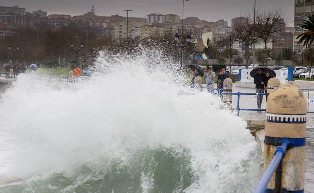 El litoral cántabro, en alerta naranja por viento y olas de hasta siete metros