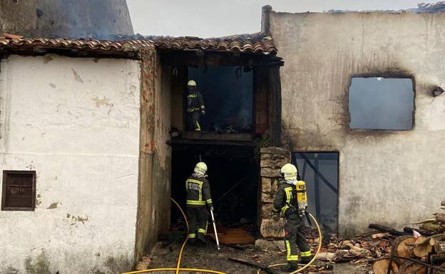 Extinguido un incendio que ha afectado a dos cuadras de San Vicente de la Barquera