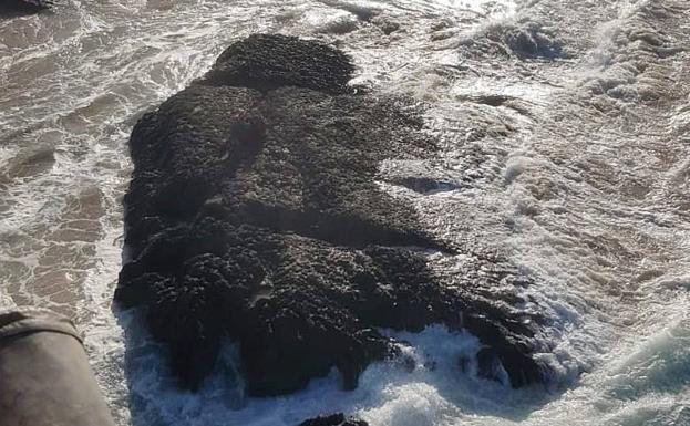 Rescatada una pareja que quedó aislada sobre una roca en la playa de Cuberris tras la subida de la marea