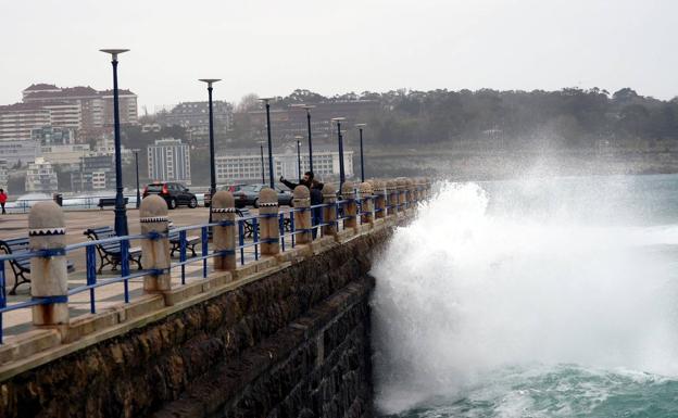 Las olas alcanzan los ocho metros en la costa de Cantabria