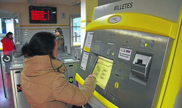 Quejas por los fallos de la expendedora de billetes de la estación de La Vidriera