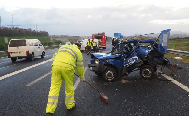 Dos mujeres heridas en un accidente múltiple con vehículos históricos en la S-20