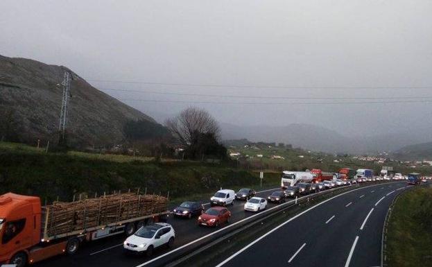 Un accidente entre 14 vehículos en Saltacaballo genera un atasco de cuatro horas