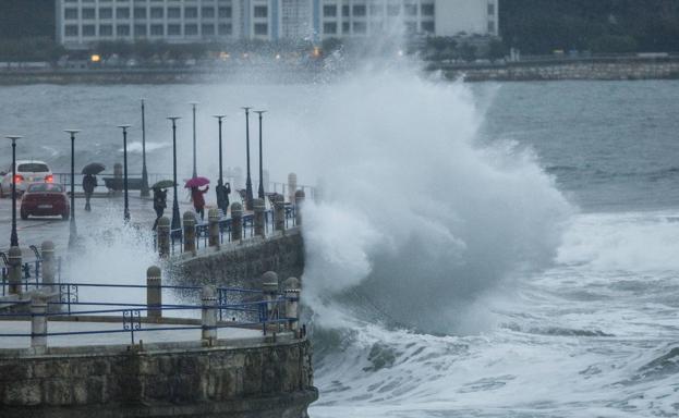 Las olas superan los diez metros a 22 millas de Cabo Mayor