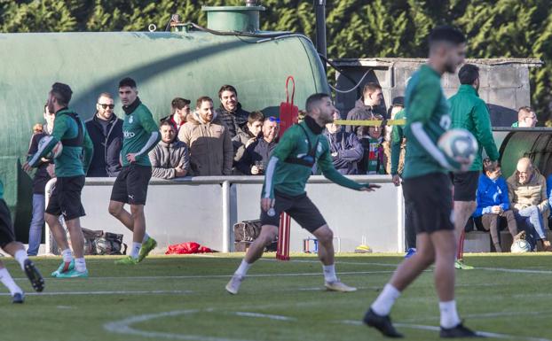 Un centenar de aficionados anima al Racing en el entrenamiento