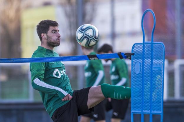 «A mí nadie me ha dicho nada y estoy centradísimo en seguir en el Racing»