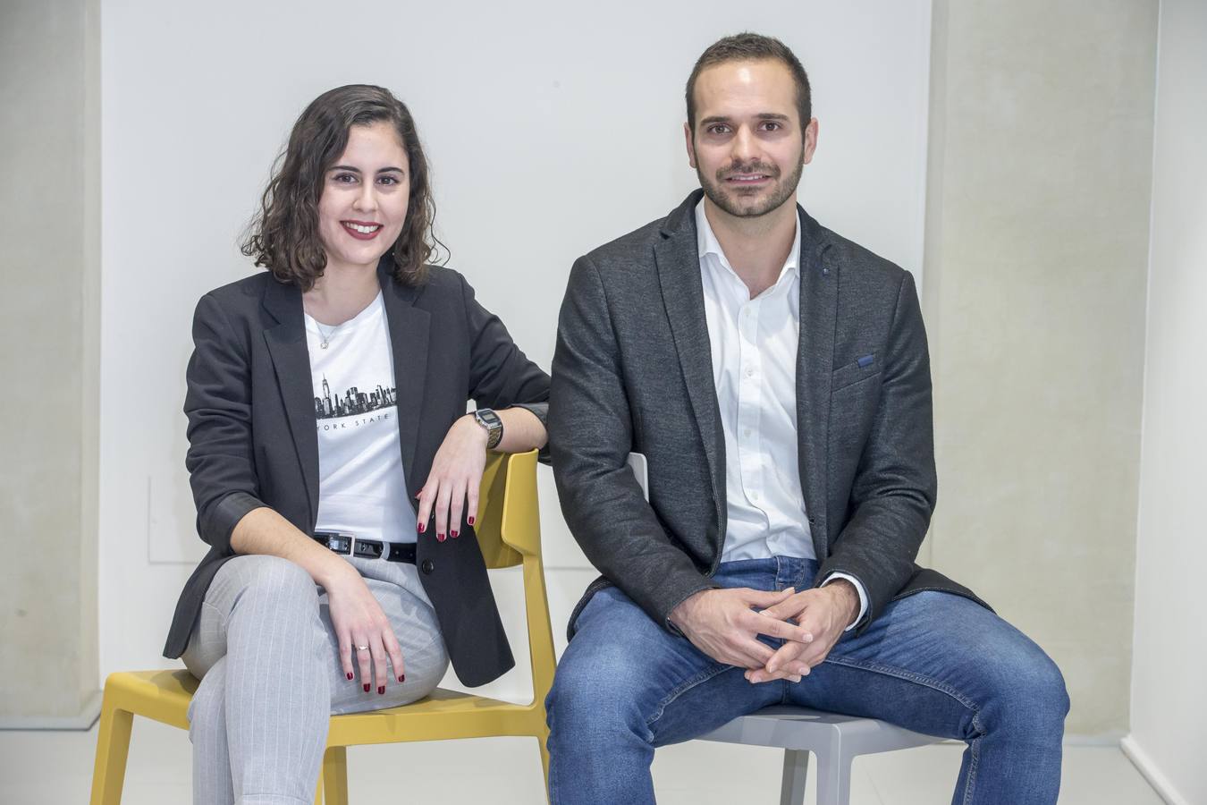 Dos jóvenes reciben sendas becas para sus proyectos de investigación contra el cáncer