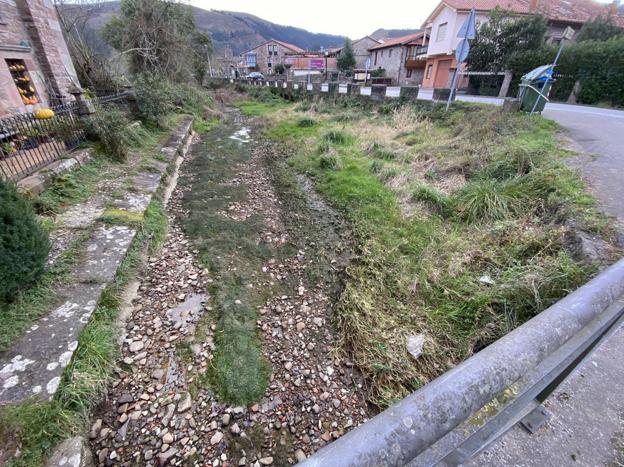 La acumulación de áridos evita que el agua del Saja llegue al canal de Carrejo