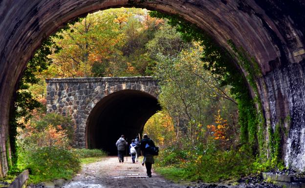 Adif y Cantur firman el arrendamiento de los terrenos para impulsar la vía verde del túnel de la Engaña