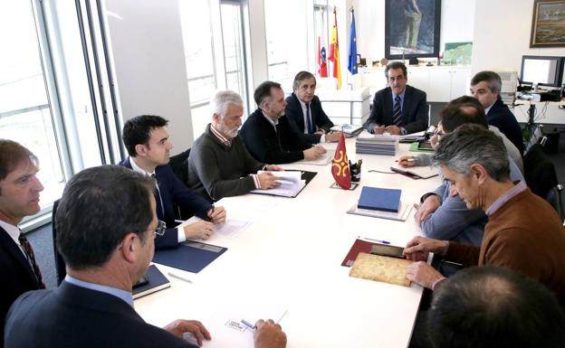 Gobierno de Cantabria y los agentes sociales plantean sustituir los ERTE por formación