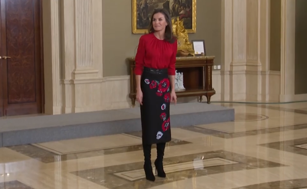 La Reina Letizia reinventa un look a golpe de botas altas