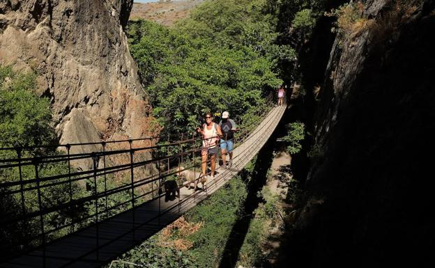 Pasos estrechos, precipicios, puentes de vértigo... Rutas al borde de un precipicio