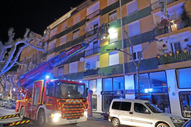 Actuación de los bomberos por un desprendimiento en una fachada de Cabezón