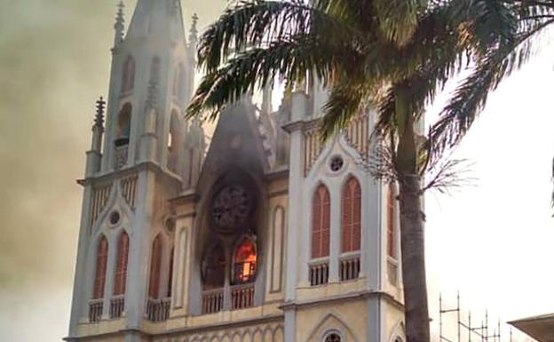Las llamas devoran la catedral de Santa Isabel en Malabo