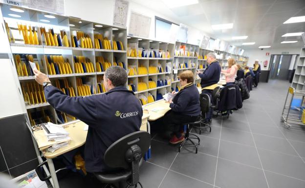 Más de 1.900 personas se presentan este domingo a las oposiciones de Correos en Cantabria