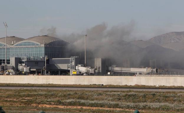 Reabre el aeropuerto de Alicante tras el incendio