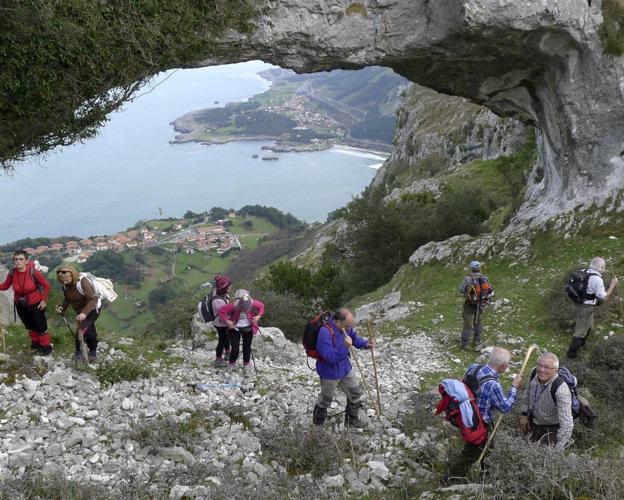 A la vista de los Ojos del Diablo por el monte Candina