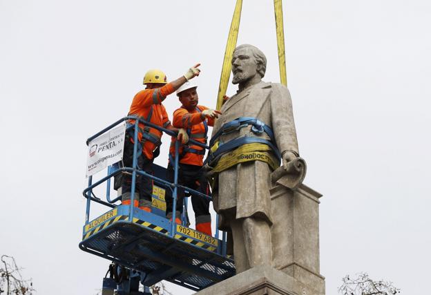 Comillas retomará la negociación para reclamar la estatua del marqués