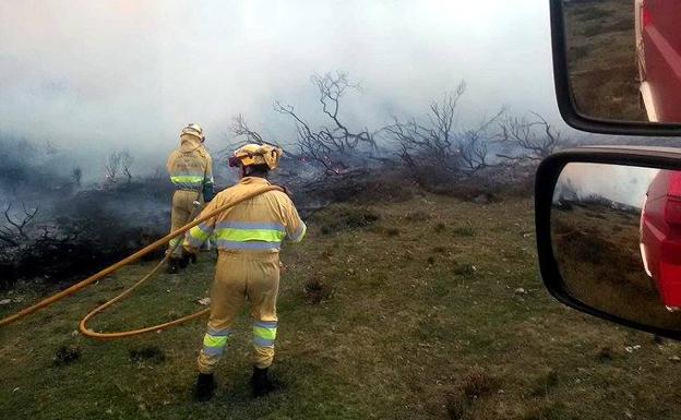 El monte se sigue incendiando a pesar del cambio de tiempo