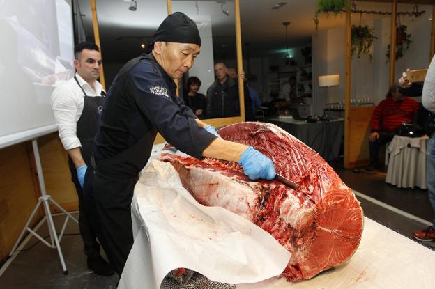 Cerca de 300 kilos de atún rojo en La Dársena de Suances