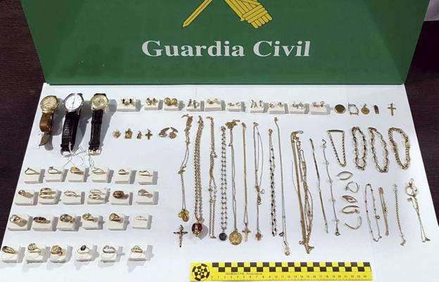 La Guardia Civil halla en un zulo en Sarón las joyas robadas en 17 chalés cántabros