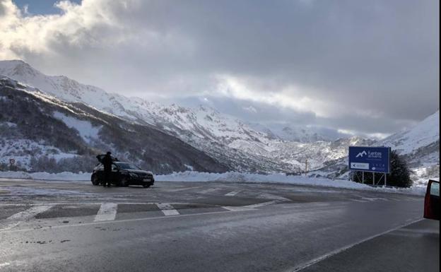 Muere arrollado mientras ponía las cadenas a su coche en un puerto asturiano